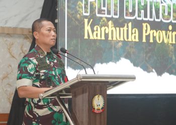 Danrem 042/Gapu Brigjen TNI Heri Purwanto, S.E., M.Sc., selaku Plh. Dansatgas Karhutla Provinsi Jambi, menyampaikan arahan dalam Rapat Koordinasi Penanggulangan Karhutla di Aula Balai Prajurit Korem 042/Gapu, Kamis (17/7/2025). (Dok. Penrem)