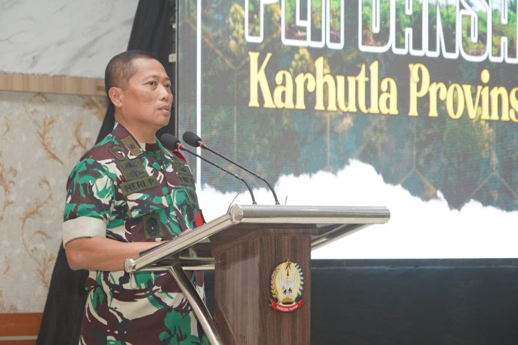 Danrem 042/Gapu Brigjen TNI Heri Purwanto, S.E., M.Sc., selaku Plh. Dansatgas Karhutla Provinsi Jambi, menyampaikan arahan dalam Rapat Koordinasi Penanggulangan Karhutla di Aula Balai Prajurit Korem 042/Gapu, Kamis (17/7/2025). (Dok. Penrem)