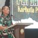 Danrem 042/Gapu Brigjen TNI Heri Purwanto, S.E., M.Sc., selaku Plh. Dansatgas Karhutla Provinsi Jambi, menyampaikan arahan dalam Rapat Koordinasi Penanggulangan Karhutla di Aula Balai Prajurit Korem 042/Gapu, Kamis (17/7/2025). (Dok. Penrem)