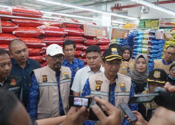Asisten II Sekda Provinsi Jambi, Johansyah (kanan depan), didampingi Tim Satgas Pangan dan Polda Jambi saat melakukan inspeksi mendadak (sidak) beras di salah satu pusat perbelanjaan di Kota Jambi, Kamis (17/7/2025). (Dok. Nahar)