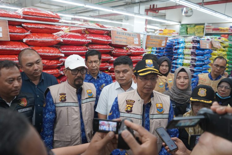 Asisten II Sekda Provinsi Jambi, Johansyah (kanan depan), didampingi Tim Satgas Pangan dan Polda Jambi saat melakukan inspeksi mendadak (sidak) beras di salah satu pusat perbelanjaan di Kota Jambi, Kamis (17/7/2025). (Dok. Nahar)