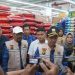Asisten II Sekda Provinsi Jambi, Johansyah (kanan depan), didampingi Tim Satgas Pangan dan Polda Jambi saat melakukan inspeksi mendadak (sidak) beras di salah satu pusat perbelanjaan di Kota Jambi, Kamis (17/7/2025). (Dok. Nahar)