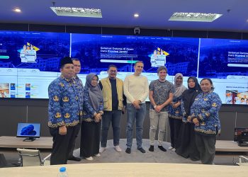 Para akademisi dari University of Ljubljana Slovenia dan Universitas Jambi berfoto bersama tim Diskominfo Provinsi Jambi usai melakukan kunjungan studi komparatif ke Jambi Data Analytic Center (JDAC), Kamis (17/7/2025), di Kantor Gubernur Jambi. (Dok. Maria - Kominfo)
