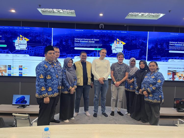 Para akademisi dari University of Ljubljana Slovenia dan Universitas Jambi berfoto bersama tim Diskominfo Provinsi Jambi usai melakukan kunjungan studi komparatif ke Jambi Data Analytic Center (JDAC), Kamis (17/7/2025), di Kantor Gubernur Jambi. (Dok. Maria - Kominfo)
