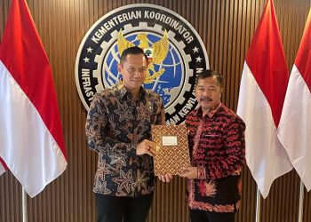 Bupati Kerinci (kanan) menyerahkan dokumen usulan pembangunan kepada Menteri Koordinator Bidang Kemaritiman dan Investasi dalam audiensi strategis percepatan infrastruktur daerah, Jakarta, Rabu (16/7/2025). (Dok. Kominfo)