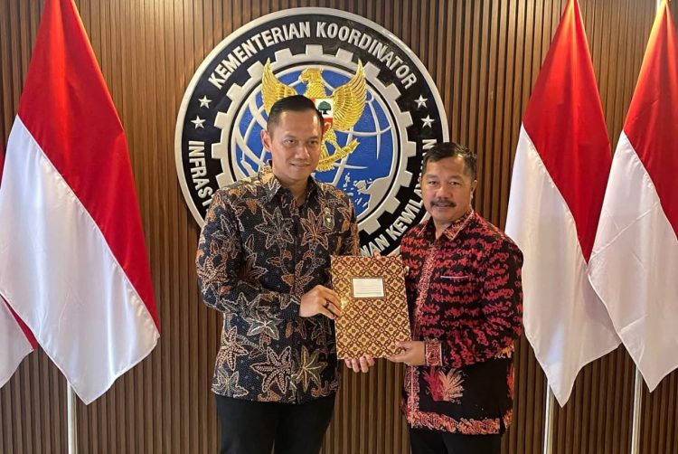 Bupati Kerinci (kanan) menyerahkan dokumen usulan pembangunan kepada Menteri Koordinator Bidang Kemaritiman dan Investasi dalam audiensi strategis percepatan infrastruktur daerah, Jakarta, Rabu (16/7/2025). (Dok. Kominfo)