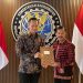 Bupati Kerinci (kanan) menyerahkan dokumen usulan pembangunan kepada Menteri Koordinator Bidang Kemaritiman dan Investasi dalam audiensi strategis percepatan infrastruktur daerah, Jakarta, Rabu (16/7/2025). (Dok. Kominfo)