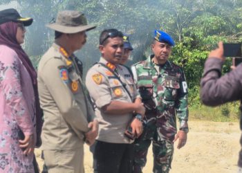 Petugas gabungan dari Polres Bungo, TNI, Satpol PP, serta instansi pemerintah daerah mengikuti apel kesiapan operasi penindakan PETI di Lapangan Eks MTQ Baru, Desa Sungai Mengkuang, Kecamatan Rimbo Tengah, Kabupaten Bungo, Kamis (17/7/2025). (Dok. Humas)