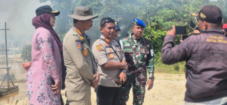 Petugas gabungan dari Polres Bungo, TNI, Satpol PP, serta instansi pemerintah daerah mengikuti apel kesiapan operasi penindakan PETI di Lapangan Eks MTQ Baru, Desa Sungai Mengkuang, Kecamatan Rimbo Tengah, Kabupaten Bungo, Kamis (17/7/2025). (Dok. Humas)
