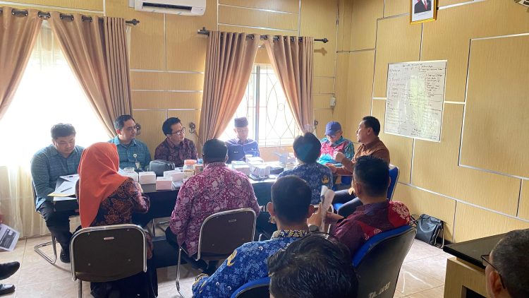 Sekretaris Daerah Kabupaten Tanjung Jabung Timur bersama perwakilan BPJS Ketenagakerjaan dan jajaran OPD mengikuti Rapat Koordinasi Universal Coverage Jamsostek (UCJ) di Aula Setda Tanjabtim, Kamis (18/7/2025). (Dok. Nahar)