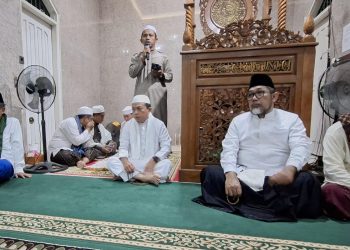 Gubernur Jambi Al Haris (berbaju putih, peci hitam) bersama para tokoh agama dan masyarakat saat menghadiri Safari Subuh di Masjid Nida’Urrahman, Pematang Sulur, Telanaipura, Jumat (18/7/2025). (Foto: Dok. Diskominfo Jambi)