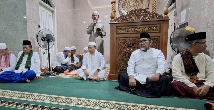 Gubernur Jambi Al Haris (berbaju putih, peci hitam) bersama para tokoh agama dan masyarakat saat menghadiri Safari Subuh di Masjid Nida’Urrahman, Pematang Sulur, Telanaipura, Jumat (18/7/2025). (Foto: Dok. Diskominfo Jambi)