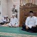 Gubernur Jambi Al Haris (berbaju putih, peci hitam) bersama para tokoh agama dan masyarakat saat menghadiri Safari Subuh di Masjid Nida’Urrahman, Pematang Sulur, Telanaipura, Jumat (18/7/2025). (Foto: Dok. Diskominfo Jambi)