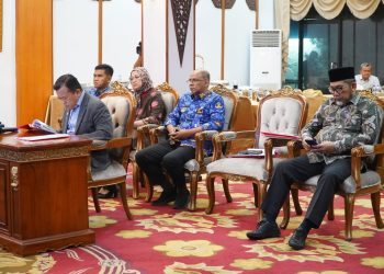 Gubernur Jambi Al Haris (kanan) bersama Sekda Provinsi Jambi Sudirman (kiri depan) dan panitia seleksi saat melakukan wawancara akhir dengan calon Komisaris dan Direktur PT JII, di VIP Room Rumah Dinas Gubernur Jambi, Kamis malam (17/07/2025). (Foto: Harun Al Rasyid/Diskominfo Provinsi Jambi)