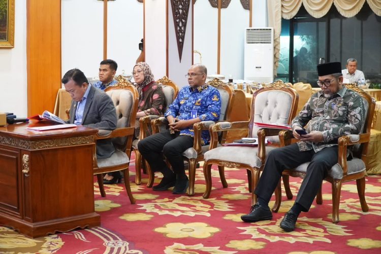 Gubernur Jambi Al Haris (kanan) bersama Sekda Provinsi Jambi Sudirman (kiri depan) dan panitia seleksi saat melakukan wawancara akhir dengan calon Komisaris dan Direktur PT JII, di VIP Room Rumah Dinas Gubernur Jambi, Kamis malam (17/07/2025). (Foto: Harun Al Rasyid/Diskominfo Provinsi Jambi)