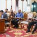 Gubernur Jambi Al Haris (kanan) bersama Sekda Provinsi Jambi Sudirman (kiri depan) dan panitia seleksi saat melakukan wawancara akhir dengan calon Komisaris dan Direktur PT JII, di VIP Room Rumah Dinas Gubernur Jambi, Kamis malam (17/07/2025). (Foto: Harun Al Rasyid/Diskominfo Provinsi Jambi)