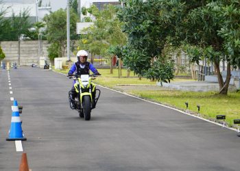 Seorang peserta mengikuti pelatihan Safety Riding yang digelar oleh PT Sinar Sentosa Primatama (Sinsen) di Jambi. Jumat (18/7/2025). (Dok. Yola)