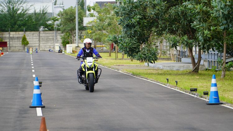Seorang peserta mengikuti pelatihan Safety Riding yang digelar oleh PT Sinar Sentosa Primatama (Sinsen) di Jambi. Jumat (18/7/2025). (Dok. Yola)