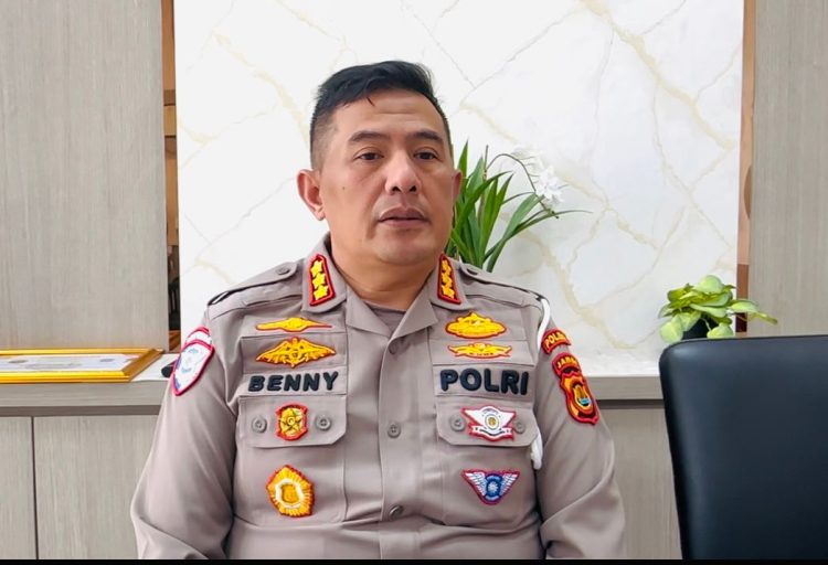 Dirlantas Polda Jambi, Kombes Pol Adi Benny Cahyono, menyampaikan kesiapan pengamanan Presisi Merdeka Run 2025 di ruang kerjanya, Senin (21/7/2025).(Dok. Nahar)