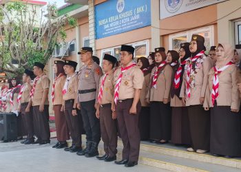 Kasubdit Bintibsos Polda Jambi AKBP Dr. Dadang Djoko Karyanto bersama jajaran guru dan peserta apel dalam kegiatan "Gerakan Pramuka Goes to School" di SMKN 2 Kota Jambi, Senin (21/7/2025). (Dok. Nahar)