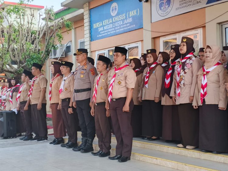 Kasubdit Bintibsos Polda Jambi AKBP Dr. Dadang Djoko Karyanto bersama jajaran guru dan peserta apel dalam kegiatan "Gerakan Pramuka Goes to School" di SMKN 2 Kota Jambi, Senin (21/7/2025). (Dok. Nahar)