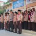 Kasubdit Bintibsos Polda Jambi AKBP Dr. Dadang Djoko Karyanto bersama jajaran guru dan peserta apel dalam kegiatan "Gerakan Pramuka Goes to School" di SMKN 2 Kota Jambi, Senin (21/7/2025). (Dok. Nahar)
