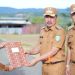 Bupati Kerinci Monadi menyerahkan penghargaan kepada salah satu perwakilan koperasi berprestasi pada upacara peringatan Hari Koperasi Nasional ke-78 di halaman Kantor Bupati Kerinci, Senin (21/7/2025). (Dok. Yola)