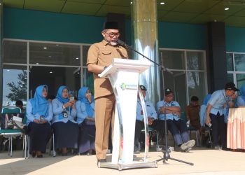 Sekretaris Daerah Provinsi Jambi, Dr. H. Sudirman, SH., MH., memberikan sambutan saat membuka kegiatan Pengenalan Kehidupan Kampus Bagi Mahasiswa Baru (PKKMB) Poltekkes Kemenkes Jambi tahun akademik 2025–2026 di Gedung Laboratorium Poltekkes, Kota Baru, Senin (21/7/2025). (Dok. Erit - Kominfo)