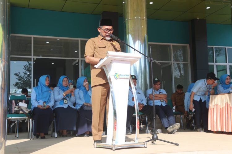 Sekretaris Daerah Provinsi Jambi, Dr. H. Sudirman, SH., MH., memberikan sambutan saat membuka kegiatan Pengenalan Kehidupan Kampus Bagi Mahasiswa Baru (PKKMB) Poltekkes Kemenkes Jambi tahun akademik 2025–2026 di Gedung Laboratorium Poltekkes, Kota Baru, Senin (21/7/2025). (Dok. Erit - Kominfo)