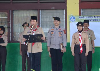 Kapolresta Jambi Kombes Pol Boy Sutan Binanga Siregar memimpin Apel Serentak Gerakan Pramuka Goes to School di halaman SMP Negeri 6 Kota Jambi, Senin (21/7/2025). (Dok. Daus)