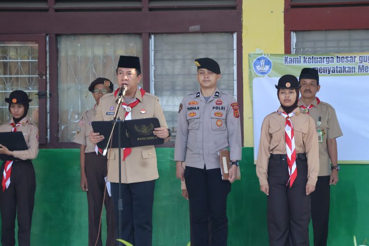 Kapolresta Jambi Kombes Pol Boy Sutan Binanga Siregar memimpin Apel Serentak Gerakan Pramuka Goes to School di halaman SMP Negeri 6 Kota Jambi, Senin (21/7/2025). (Dok. Daus)