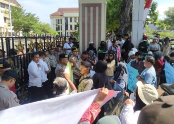 Massa dari Aliansi Keadilan Bersama Polri (AKBP) menggelar unjuk rasa di depan Polda Jambi, Senin (21/7/2025). Mereka menolak pengangkatan AKBP Mat Sanusi sebagai Ketua KONI Provinsi Jambi dengan alasan pelanggaran prinsip netralitas institusi kepolisian. (Foto: Dok. Nahar)
