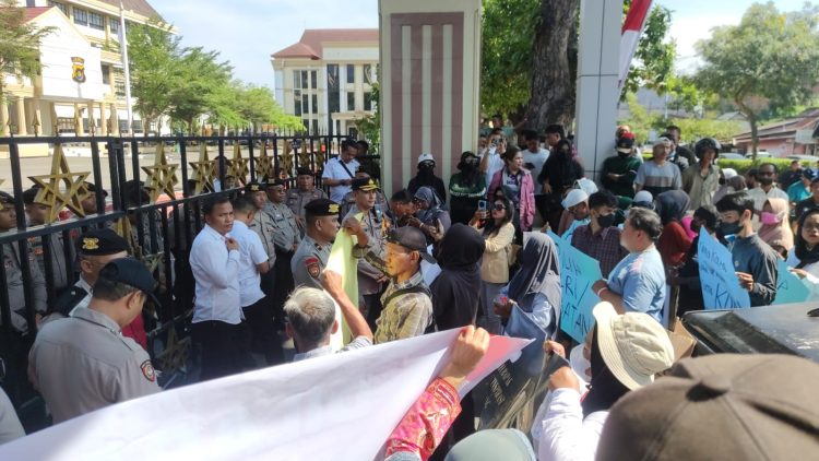 Massa dari Aliansi Keadilan Bersama Polri (AKBP) menggelar unjuk rasa di depan Polda Jambi, Senin (21/7/2025). Mereka menolak pengangkatan AKBP Mat Sanusi sebagai Ketua KONI Provinsi Jambi dengan alasan pelanggaran prinsip netralitas institusi kepolisian. (Foto: Dok. Nahar)