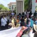 Massa dari Aliansi Keadilan Bersama Polri (AKBP) menggelar unjuk rasa di depan Polda Jambi, Senin (21/7/2025). Mereka menolak pengangkatan AKBP Mat Sanusi sebagai Ketua KONI Provinsi Jambi dengan alasan pelanggaran prinsip netralitas institusi kepolisian. (Foto: Dok. Nahar)