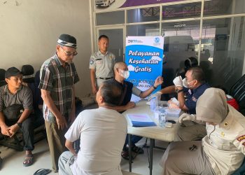 Petugas medis memeriksa kondisi kesehatan sopir dan kru angkutan umum dalam kegiatan pemeriksaan kesehatan gratis yang digelar PT Jasa Raharja Cabang Jambi di Pool PO AGATA Jambi, Senin (21/7/2025). (Foto: Dok. Stepaus)
