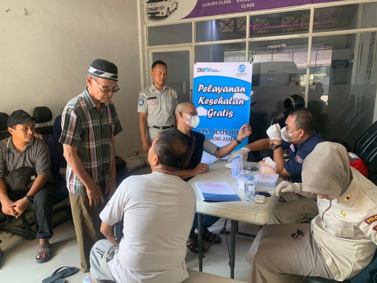 Petugas medis memeriksa kondisi kesehatan sopir dan kru angkutan umum dalam kegiatan pemeriksaan kesehatan gratis yang digelar PT Jasa Raharja Cabang Jambi di Pool PO AGATA Jambi, Senin (21/7/2025). (Foto: Dok. Stepaus)