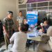 Petugas medis memeriksa kondisi kesehatan sopir dan kru angkutan umum dalam kegiatan pemeriksaan kesehatan gratis yang digelar PT Jasa Raharja Cabang Jambi di Pool PO AGATA Jambi, Senin (21/7/2025). (Foto: Dok. Stepaus)