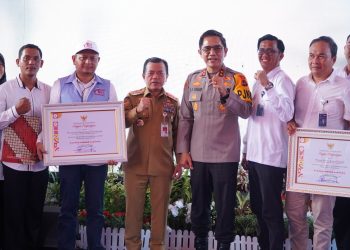 Gubernur Jambi Al Haris dan Kapolda Jambi Irjen Pol Rusdi Hartono bersama perwakilan koperasi penerima penghargaan usai peluncuran Koperasi Desa Merah Putih di Kantor Koperasi Tangkit Baru, Muaro Jambi, Senin (21/7/2025). (Foto: Stepanus)