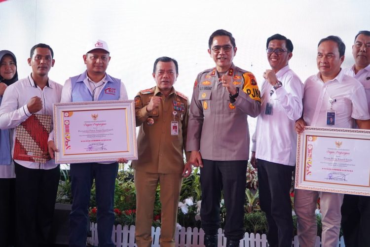Gubernur Jambi Al Haris dan Kapolda Jambi Irjen Pol Rusdi Hartono bersama perwakilan koperasi penerima penghargaan usai peluncuran Koperasi Desa Merah Putih di Kantor Koperasi Tangkit Baru, Muaro Jambi, Senin (21/7/2025). (Foto: Stepanus)
