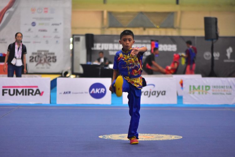 Zivan Abimanyu Rasendria, siswa SDN 47 Kota Jambi, tampil penuh konsentrasi saat berlaga di Kejurnas Wushu Indonesia 2025 di Surabaya, Jawa Timur. (Dok. Arpanidar)