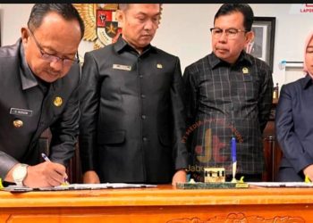 Wakil Bupati Kerinci Murison menandatangani dokumen pendapat akhir Bupati terhadap Ranperda Pertanggungjawaban APBD 2024 dalam rapat paripurna DPRD Kabupaten Kerinci, Senin (21/7/2025). (Foto: Yola )