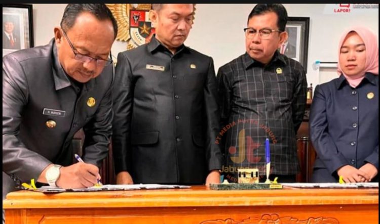 Wakil Bupati Kerinci Murison menandatangani dokumen pendapat akhir Bupati terhadap Ranperda Pertanggungjawaban APBD 2024 dalam rapat paripurna DPRD Kabupaten Kerinci, Senin (21/7/2025). (Foto: Yola )