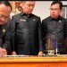 Wakil Bupati Kerinci Murison menandatangani dokumen pendapat akhir Bupati terhadap Ranperda Pertanggungjawaban APBD 2024 dalam rapat paripurna DPRD Kabupaten Kerinci, Senin (21/7/2025). (Foto: Yola )