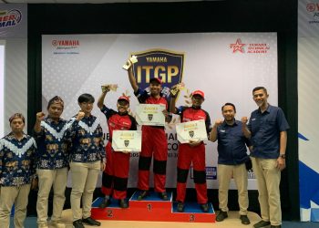Para juara ITGP Yamaha Jambi 2025 berfoto bersama usai penyerahan trofi dan hadiah di Yamaha Flagship Shop Jambi, Selasa (22/7/2025). (Dok. Yola)