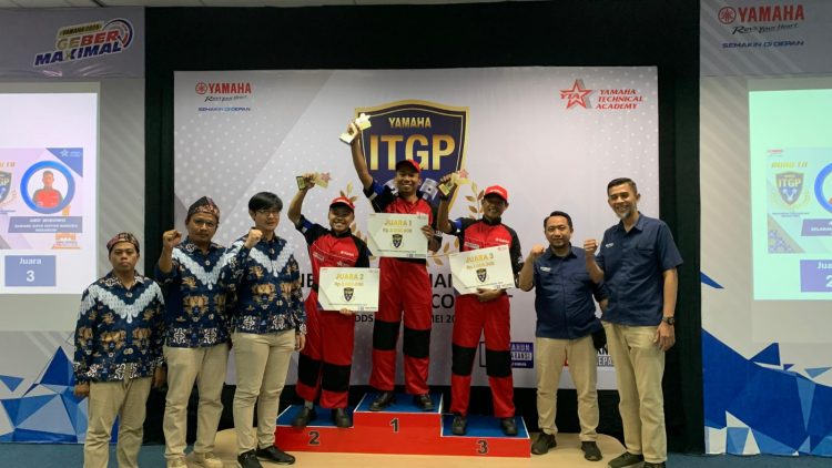 Para juara ITGP Yamaha Jambi 2025 berfoto bersama usai penyerahan trofi dan hadiah di Yamaha Flagship Shop Jambi, Selasa (22/7/2025). (Dok. Yola)