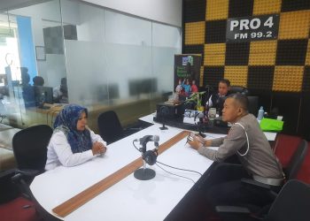 Anggota Satlantas Polresta Jambi menyampaikan imbauan keselamatan lalu lintas dalam program "Polantas Hadir" yang disiarkan langsung melalui RRI Pro 4 FM, Senin (22/7/2025). (Dok.Nahar)
