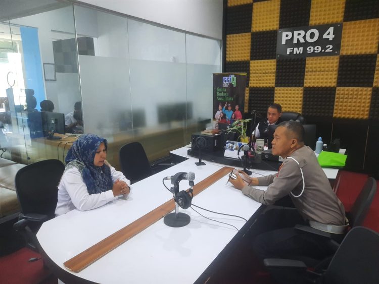Anggota Satlantas Polresta Jambi menyampaikan imbauan keselamatan lalu lintas dalam program "Polantas Hadir" yang disiarkan langsung melalui RRI Pro 4 FM, Senin (22/7/2025). (Dok.Nahar)