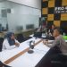 Anggota Satlantas Polresta Jambi menyampaikan imbauan keselamatan lalu lintas dalam program "Polantas Hadir" yang disiarkan langsung melalui RRI Pro 4 FM, Senin (22/7/2025). (Dok.Nahar)