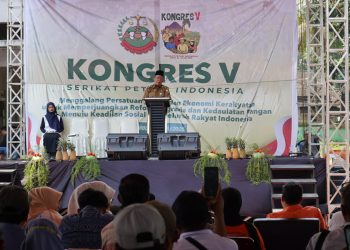 Wakil Gubernur Jambi, Abdullah Sani, menyampaikan sambutan dalam pembukaan Kongres V Serikat Petani Indonesia (SPI) di Asrama Haji Jambi, Selasa (22/7/2025). (Foto: Diskominfo Provinsi Jambi/Novriansah)