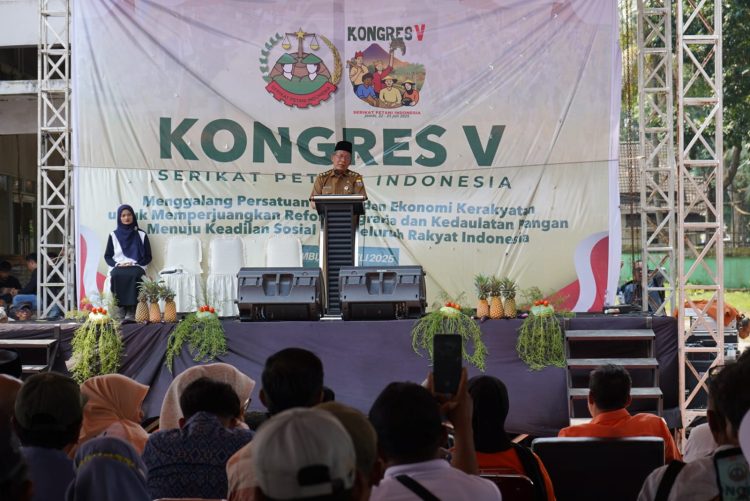 Wakil Gubernur Jambi, Abdullah Sani, menyampaikan sambutan dalam pembukaan Kongres V Serikat Petani Indonesia (SPI) di Asrama Haji Jambi, Selasa (22/7/2025). (Foto: Diskominfo Provinsi Jambi/Novriansah)